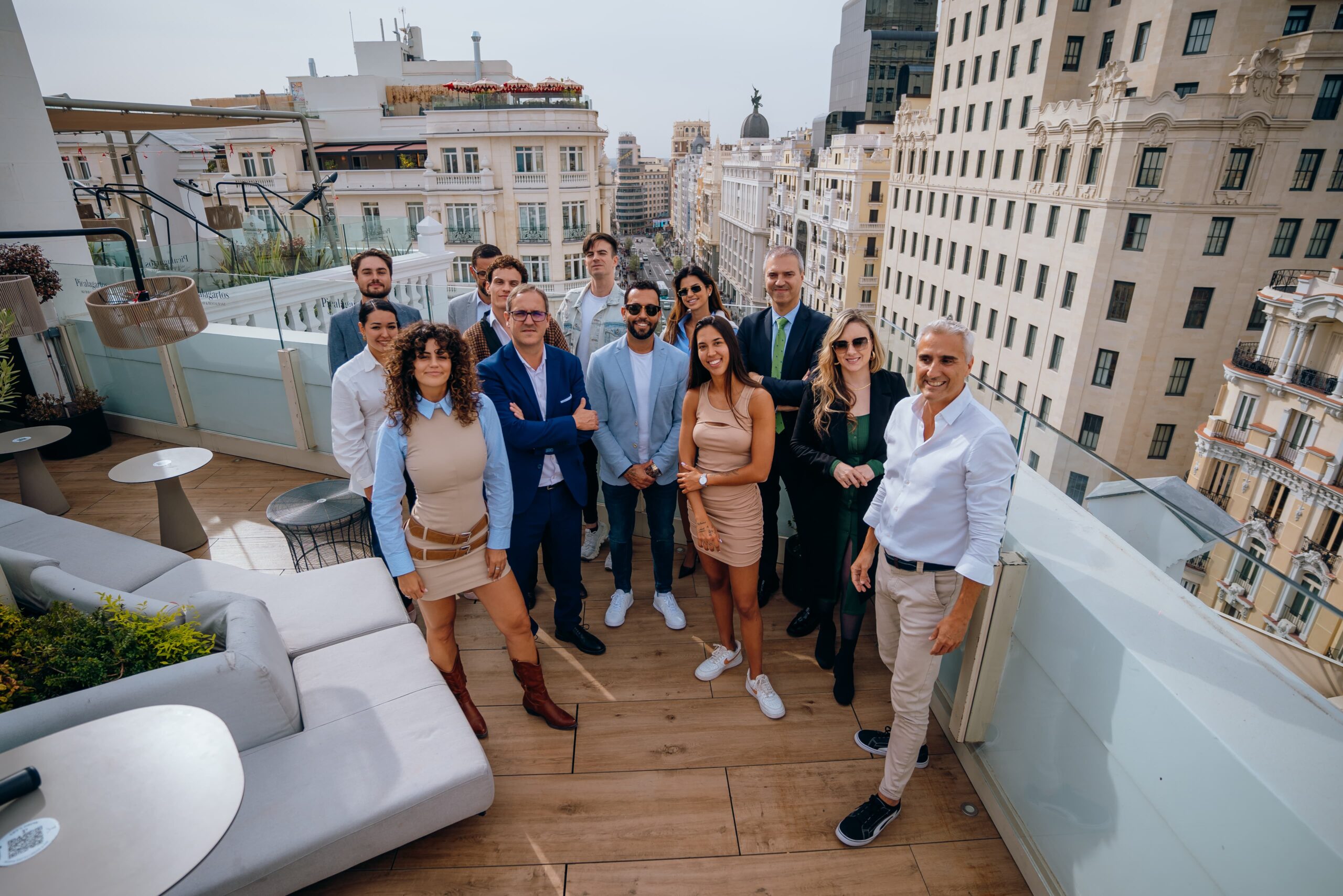 Un grupo de creadores de contenido de Canarias y celebridades locales se reunió en el corazón de Madrid para presentar la tercera edición de los Premios ISLA 2024